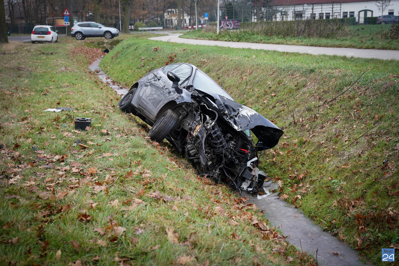 Auto in sloot aan Keulsebaan in Neerkant