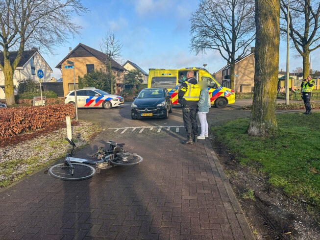Auto en fietser botsen in Meijel