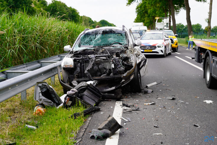 Auto botst achterop vrachtwagen Venloseweg N275