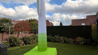 2025-09-04Spot-de-vier-meter-hoge-windturbine-van-Zuidenwind-tijdens-Mudrun-Nederweert