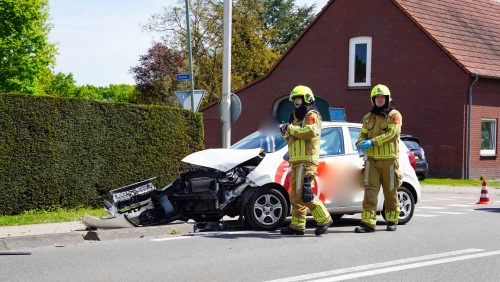 20250427_Auto-en-busje-botsen-op-Roggelsedijk_1