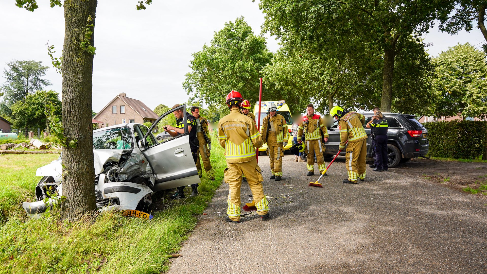 20250804_Auto-botst-tegen-boom-na-aanrijding-op-Hollander-in-Heythuysen_4