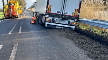 2025_01_29-Vrachtwagen-in-berm-Venloseweg-N275-Nederweert-1