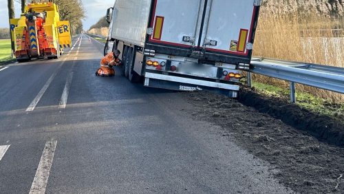 2025_01_29-Vrachtwagen-in-berm-Venloseweg-N275-Nederweert-1