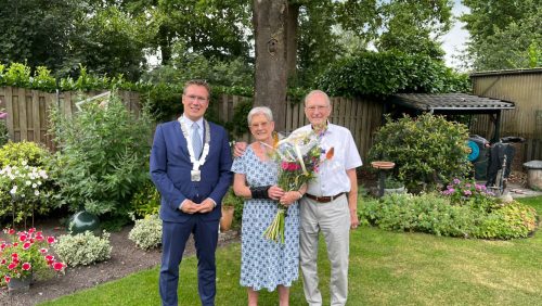 2025_07_17-Burgemeester-Vostermans-bezoekt-echtpaar-Dohmen-Scheer