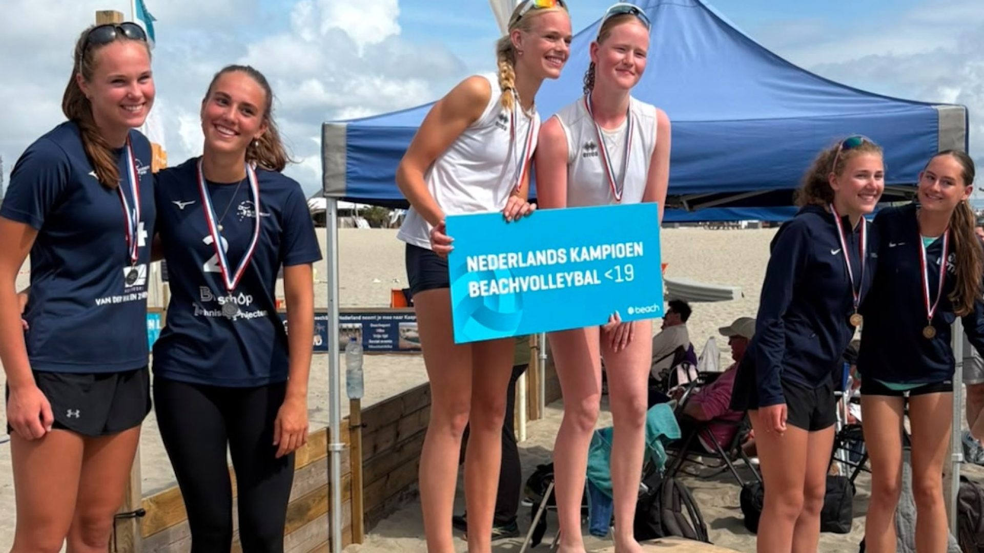 2026-07-06-Sara-Goossens-en-Zoe-Janssen-Nederlands-kampioen-beachvolleybal-Onder-19