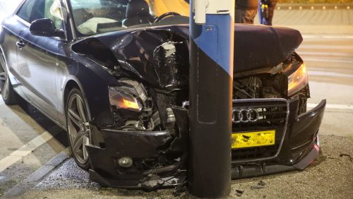 2026-08-01-Auto-eindigt-tegen-verkeerszuil-op-rotonde-bij-N279-3