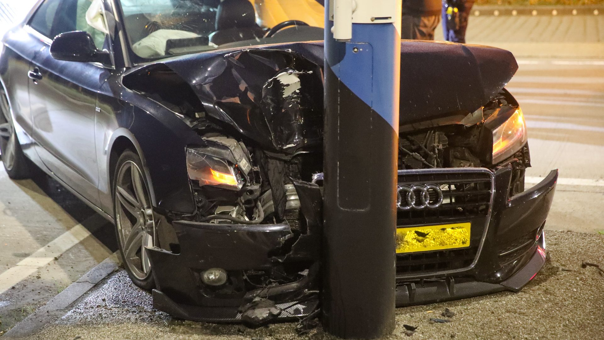 2026-08-01-Auto-eindigt-tegen-verkeerszuil-op-rotonde-bij-N279-3