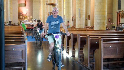 20260715_Fietsen-door-de-kerk-zorgt-voor-enthousiaste-reacties_26