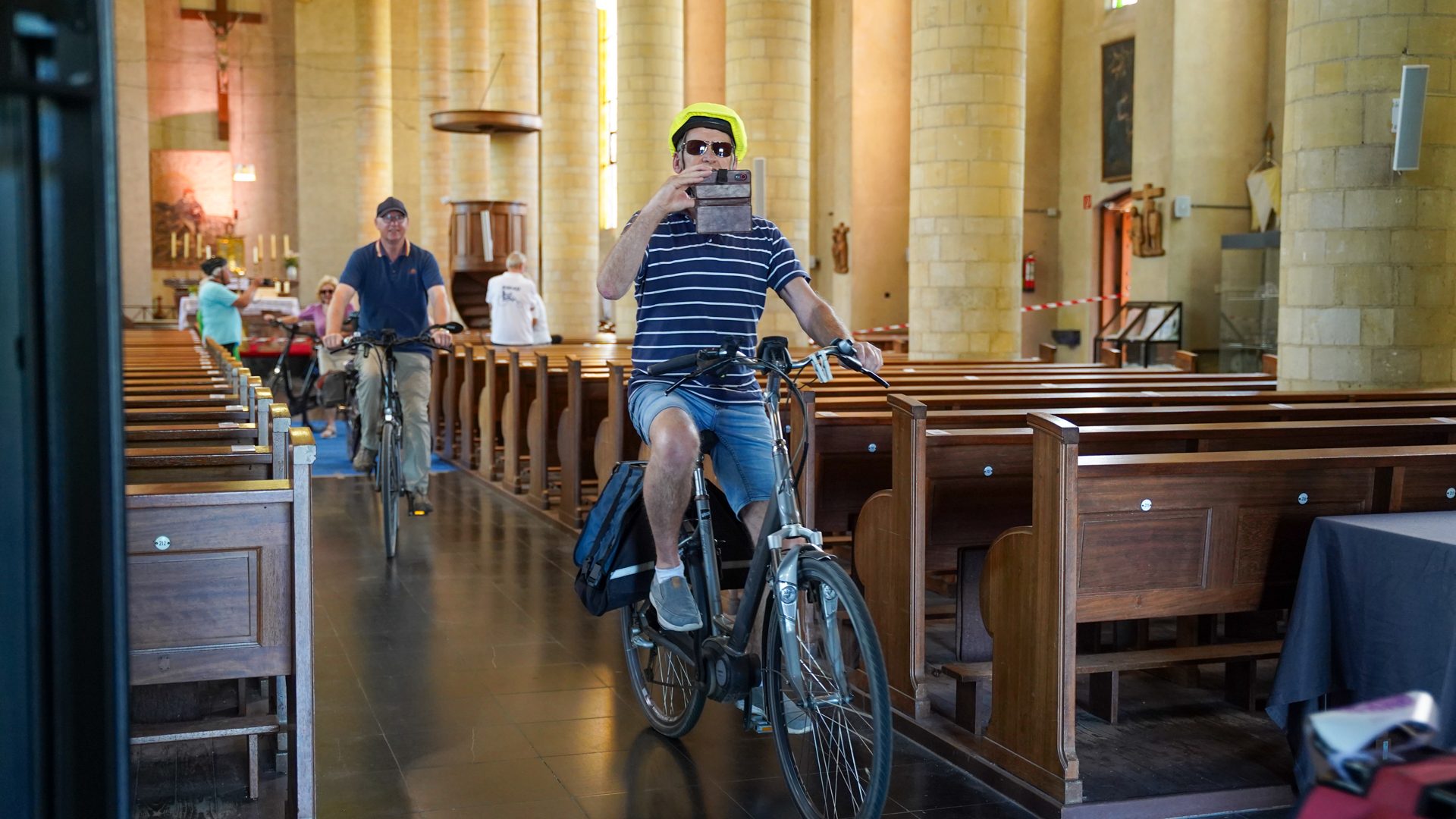 20260715_Fietsen-door-de-kerk-zorgt-voor-enthousiaste-reacties_31