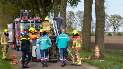 2026_04_15-Auto-botst-tegen-boom-aan-Langstraat-in-Meijel3