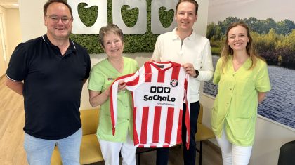 Voorzitter Jacq Crommentuijn & Guus Peeters samen met eigenaresse Monique Hermkens (tweede van inks) en Moniek van den Berkmortel (rechts).