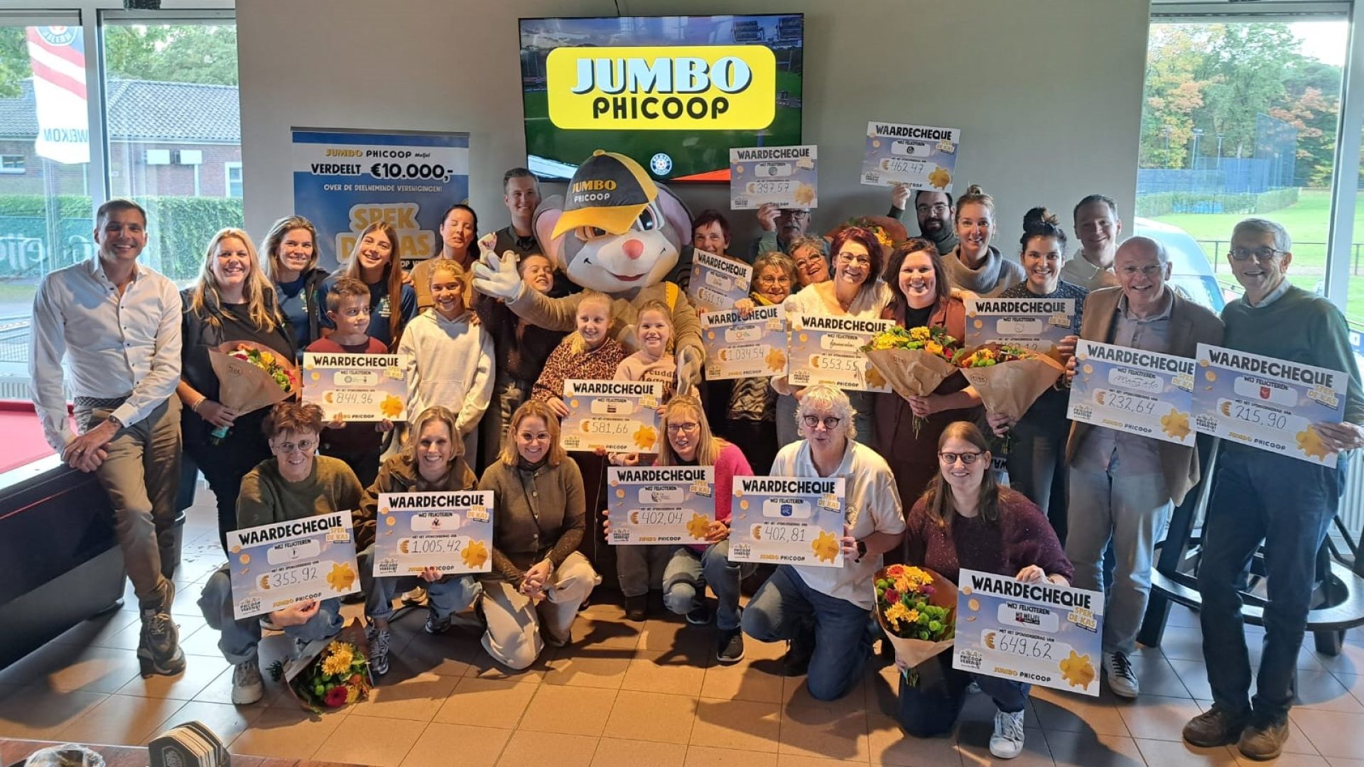 2026_10_27-Jumbo_Phicoop_Meijel_deelt_10000_uit_tijdens_feestelijk_Spek_de_Kas_uitreiking
