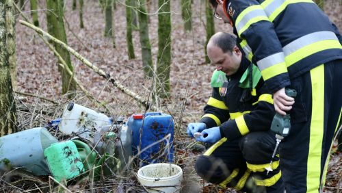 Jerrycans gevonden in Grashoek brandweer doet onderzoek