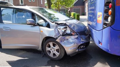 Auto botst achterop lijbbus Kerkstraat Meijel-1