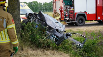 Auto botst tegen boom op Nederweerterdijk in Meijel-6