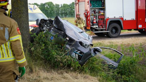 Auto botst tegen boom op Nederweerterdijk in Meijel-6