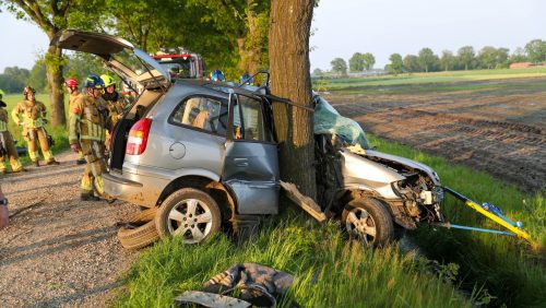 Auto botst tegen boom op zandweg in Meijel-9