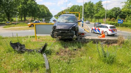 Auto botst tegen rotonde N275 Meijel-1