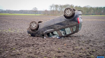 Auto op de kop in akker Keulsebaan Neerkant-1