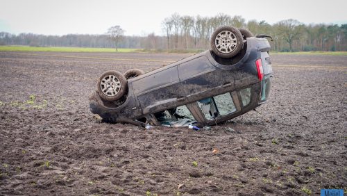 Auto op de kop in akker Keulsebaan Neerkant-1