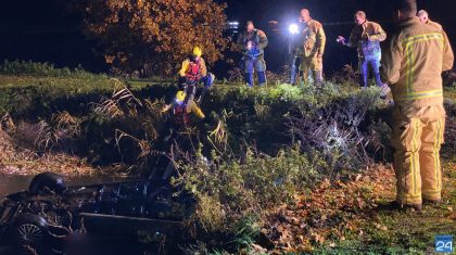 Auto op de kop in vijver Someren-1