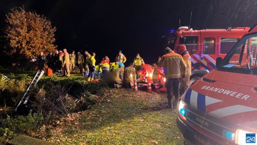 Auto op de kop in vijver Someren-1