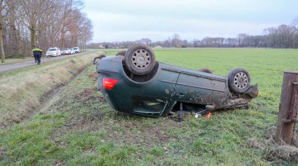 Auto op de kop in weiland Achter het Klooster-1