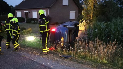 Auto uit de bocht Reutkamerdijk Ospel-2