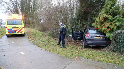 Auto vliegt uit de bocht bij rotonde Heldensedijk Roggel-2