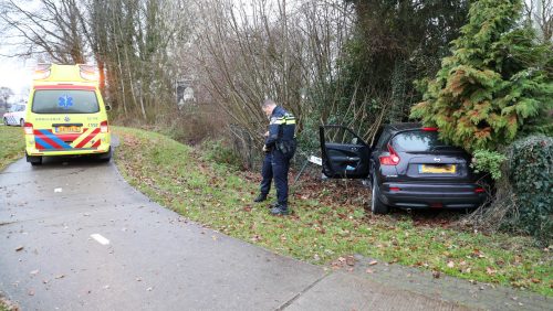 Auto vliegt uit de bocht bij rotonde Heldensedijk Roggel-2