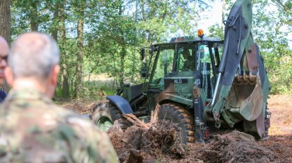 Defensie helpt met uitgraven fundering uitkijktoren Vossenberg-4