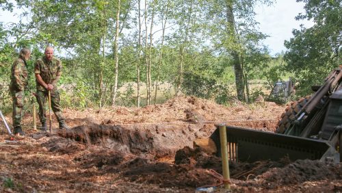 Defensie helpt met uitgraven fundering uitkijktoren Vossenberg-6