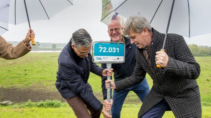 Dijkpaal 72.031 aan de Haagweg in Kessel verwijder