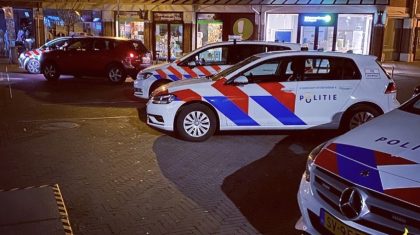 Grote groep jongeren bekogelen politieagenten met flessen in Panningen