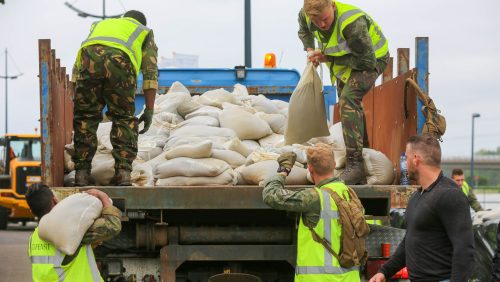 Hoog water situatie Wessem defensie ingezet-9