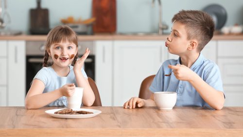 Kinderen-koffie Foto | serezniy - depositphotos.com