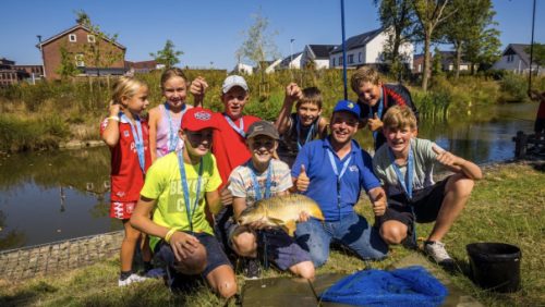 Kinderen kunnen ook zélf een vis vangen tijdens de ZomerVISkaravaan. (foto: Sander Boer)