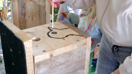 Kinderen-maken-en-versieren-vogelhuisjes-1