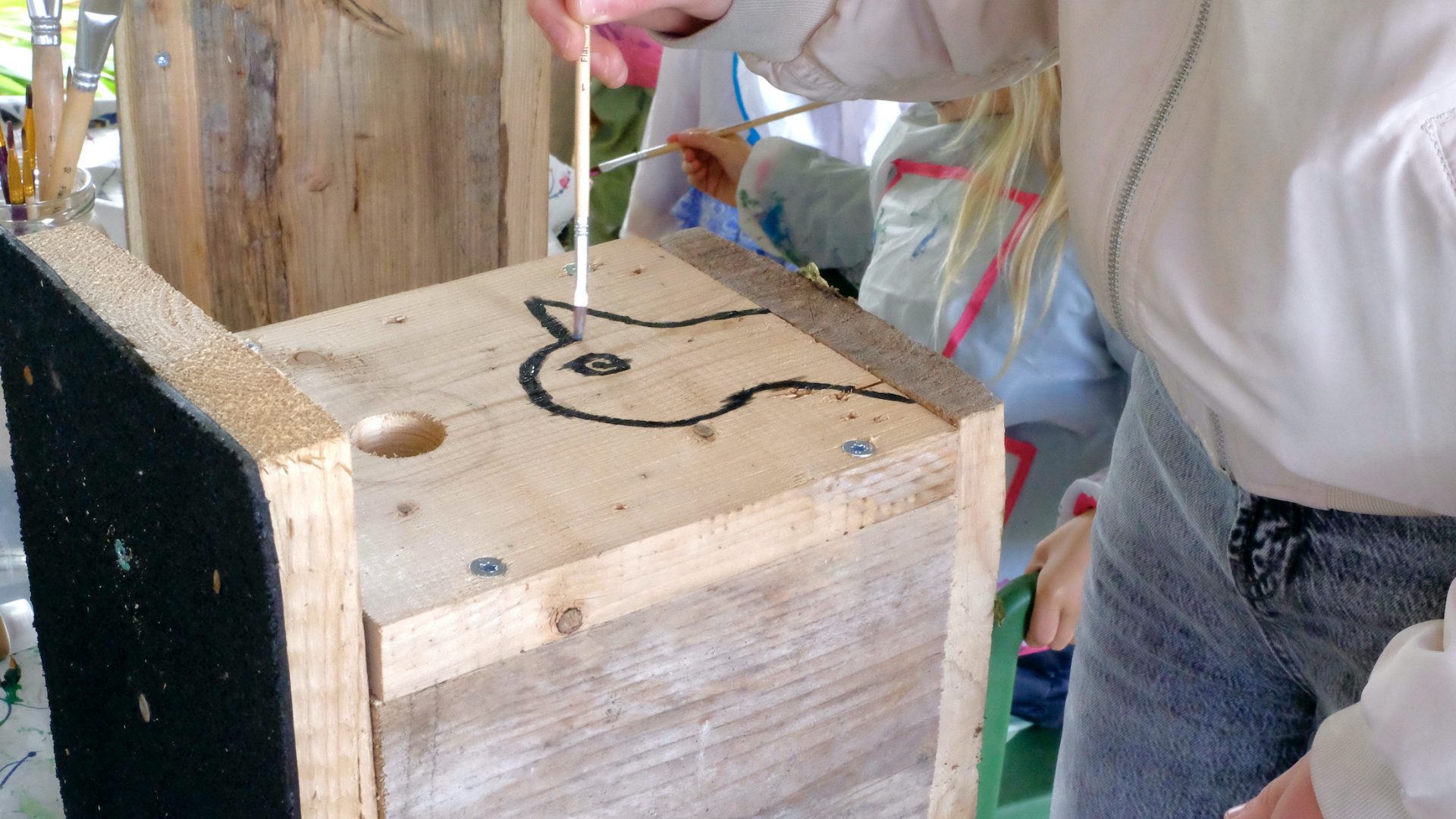 Kinderen-maken-en-versieren-vogelhuisjes-1