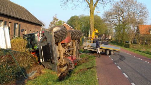 Kraan met aanhanger in de de sloot Beringe-4