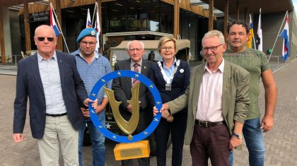 Kunstwerk gemeente peel en maas veteranendag burgemeester Dellissen Kunstwerk gemeente peel en maas veteranendag burgemeester Dellissen