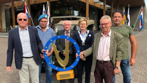 Kunstwerk gemeente peel en maas veteranendag burgemeester Dellissen