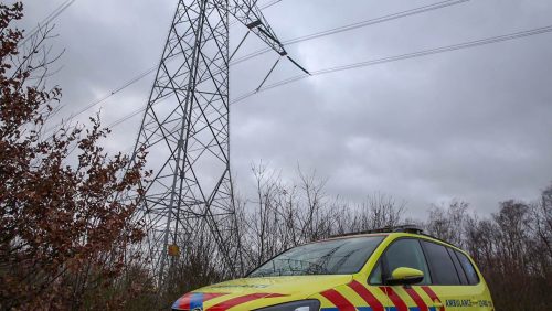 Man valt uit hoogspanningsmast Beringe-2