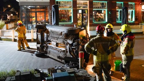 Ongeval Dorpsstraat Meijel auto op zijkant na botsing bestelauto-2