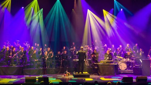 Uden, 10 maart 2022Orkest Koninklijke Luchtmacht. Meet the Orchestra. Optreden in theater Markant. Met oa chef dirigent majoor Patrick Curfs en zanger Martin van der Starre.