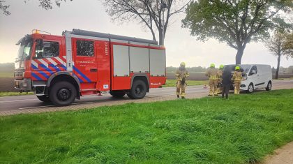 Rook onder de motorkap van bestelbus in Meijel N279-2