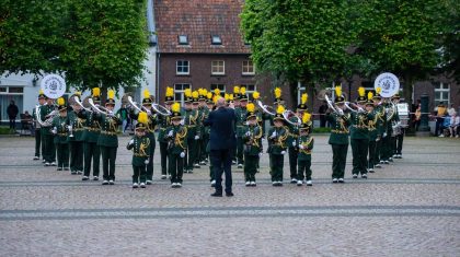 Schutterij St Willibrordus tijdens de Taptoe in Wessem