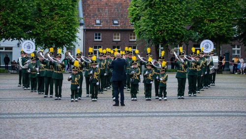 Schutterij St Willibrordus tijdens de Taptoe in Wessem