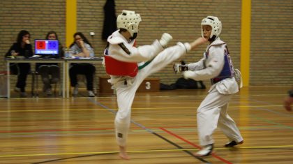 Sparring taekwondovereniging ChinHûng Meijel in sporthal De Körref Meijel